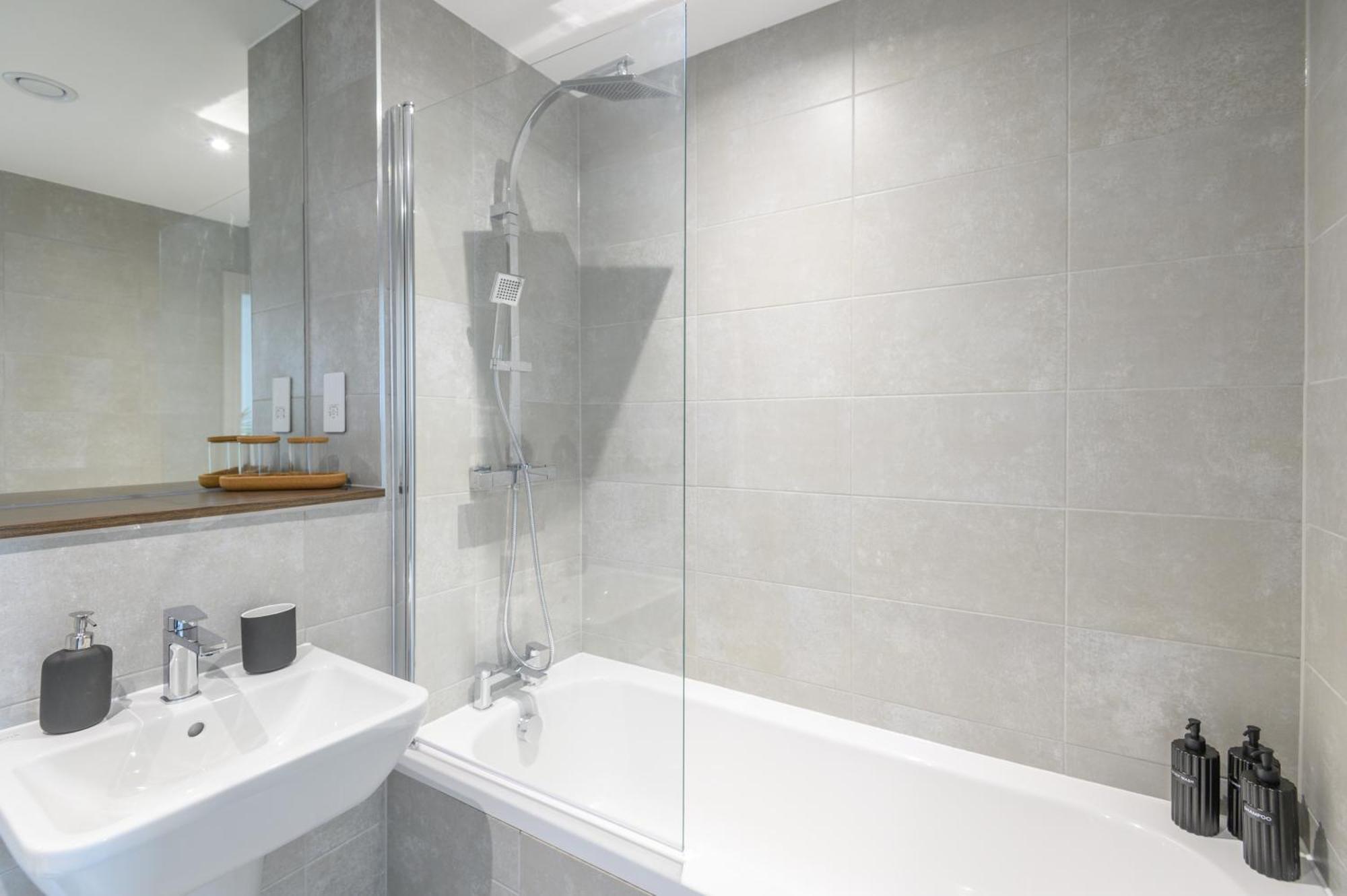 Superior 1 Bed Apartment By Leeds Train Staiton Экстерьер фото